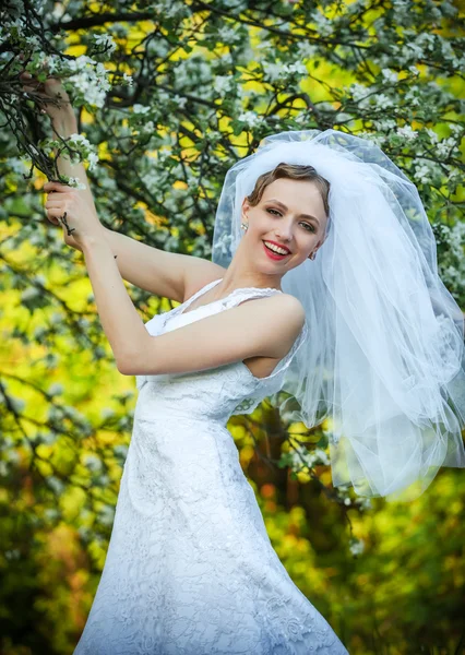 Beautiful bride posing in her wedding day — Stock Photo, Image