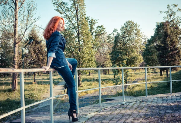 Mulheres no parque de verão — Fotografia de Stock