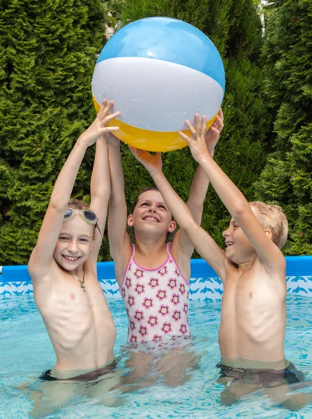 Szczęście dzieci na basenie — Zdjęcie stockowe