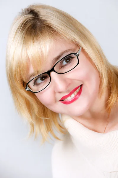 Retrato de mujer encantadora en gafas —  Fotos de Stock