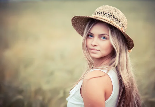 Portrait of the rural girl in a straw hat — Stock Photo, Image