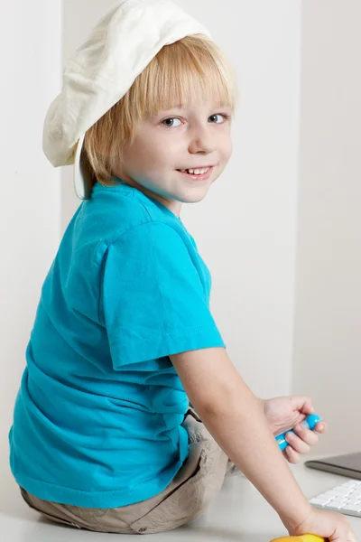 Портрет эмоционального мальчика в кепке — стоковое фото