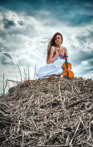 The red-haired girl with a violin outdoor — Stock Photo, Image