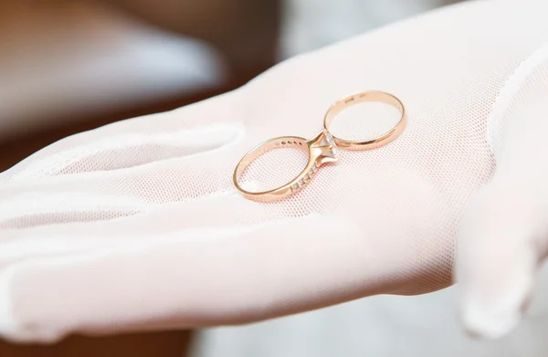 A noiva tem controle sobre anéis — Fotografia de Stock