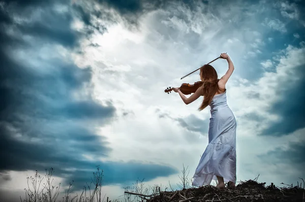 La fille rousse avec un violon en plein air — Photo