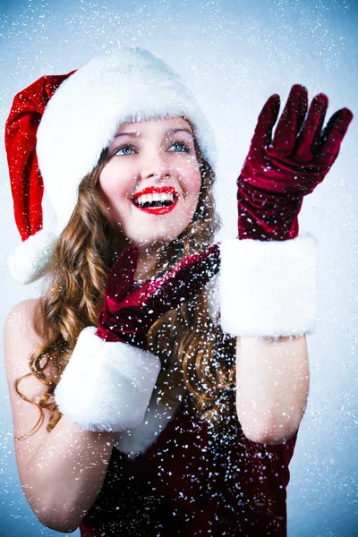 Schöne Miss Weihnachtsmann Blick auf den Schnee — Stockfoto