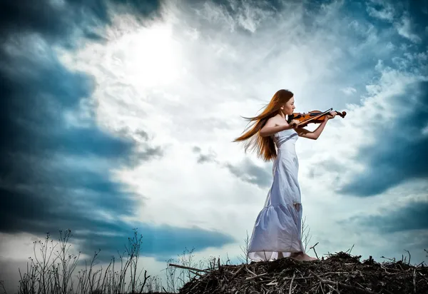 The red-haired girl with a violin outdoor — Stock Photo, Image