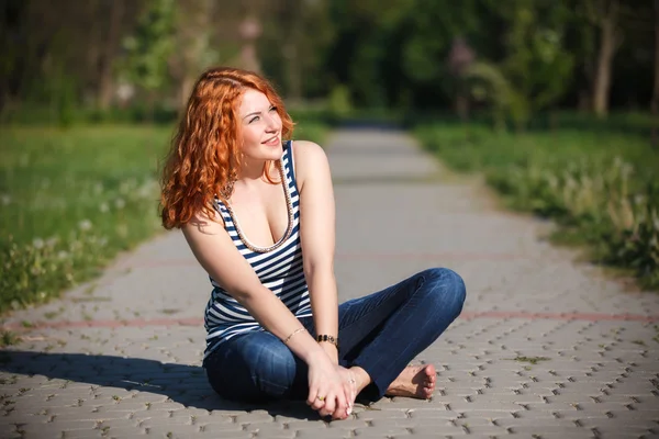 Krásná šťastná mladá žena v parku — Stock fotografie