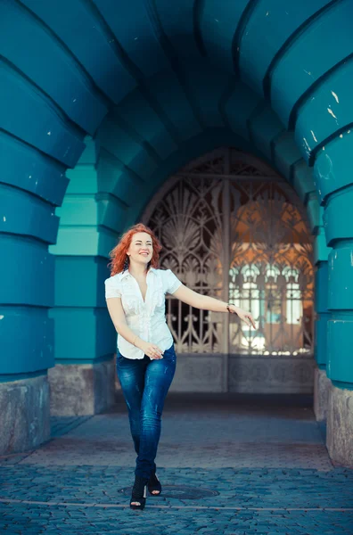 Beautiful happy young woman in the city — Stock Photo, Image