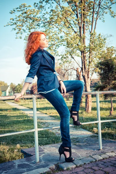 Mulheres no parque de verão — Fotografia de Stock