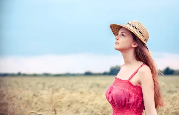 Retrato de la chica rural en el campo — Foto de Stock