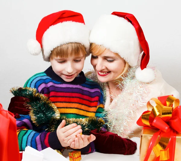 Famiglia felice con un dono — Foto Stock