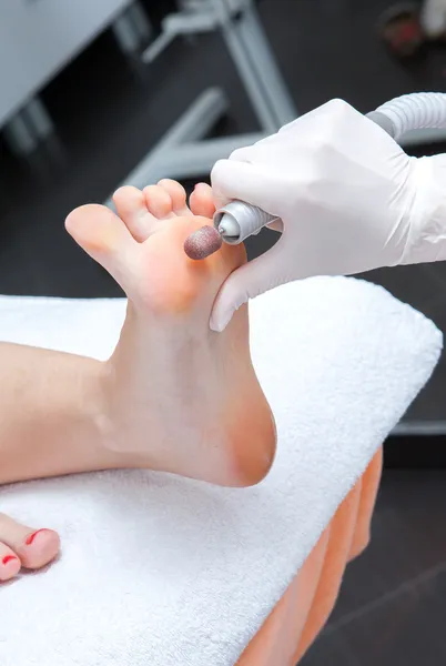 Peeling voeten pedicure procedure in een schoonheidssalon — Stockfoto