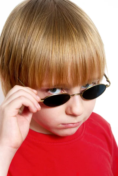 Porträt des ernsthaften Jungen mit dunkler Brille — Stockfoto