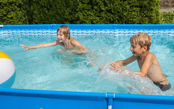 Geluk kinderen bij zwembad — Stockfoto