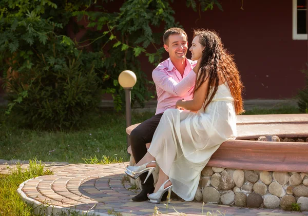 Gelukkige jonge paar buitenshuis — Stockfoto