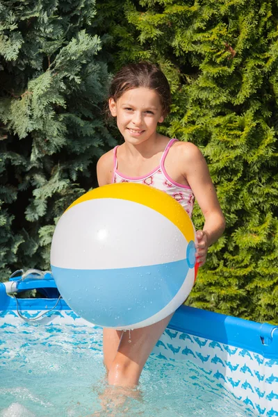 Petite fille nageant dans la piscine — Photo