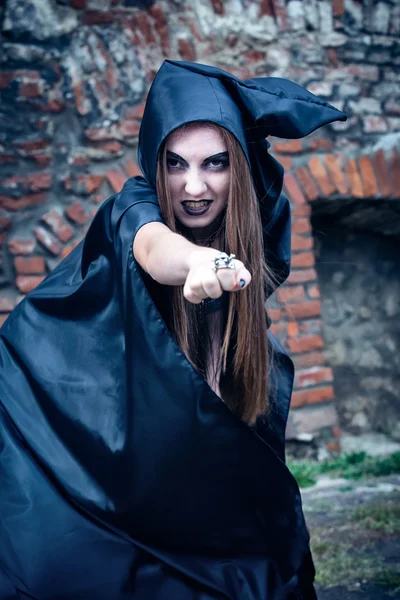 Retrato de una bruja joven. Halloween, horror . —  Fotos de Stock