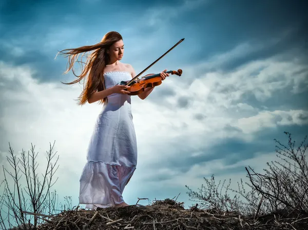 The red-haired girl with a violin outdoor — Stock Photo, Image