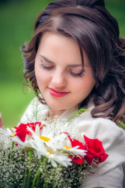 Gelukkig lachende vrouw met bloem — Stockfoto