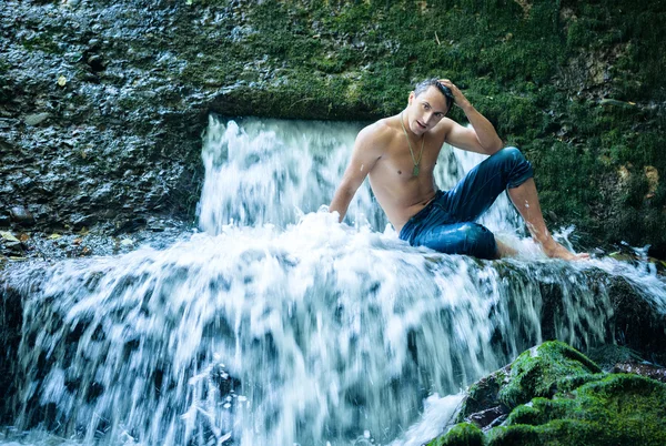 Felice giovane uomo divertirsi e rilassarsi sotto la cascata . — Foto Stock