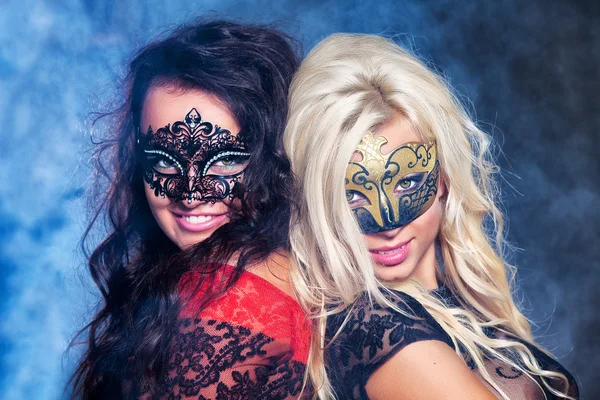 Heureux jeunes filles sous les masques sur la partie — Photo