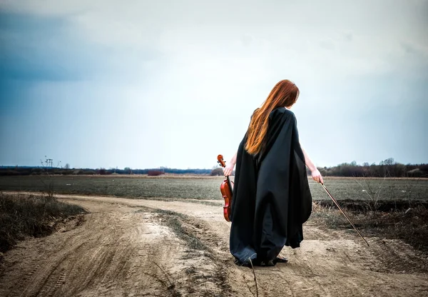 La ragazza dai capelli rossi con un violino all'aperto — Foto Stock