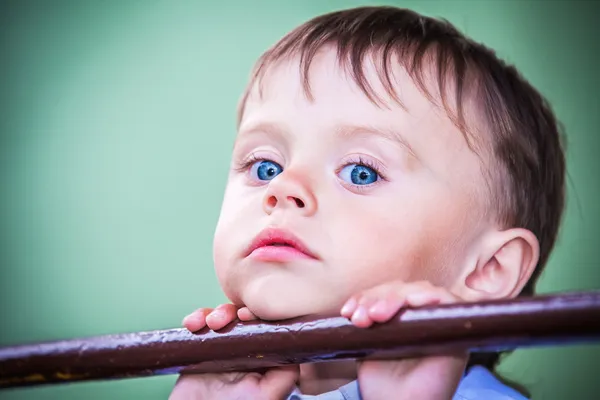 Liten pojke med blå ögon — Stockfoto