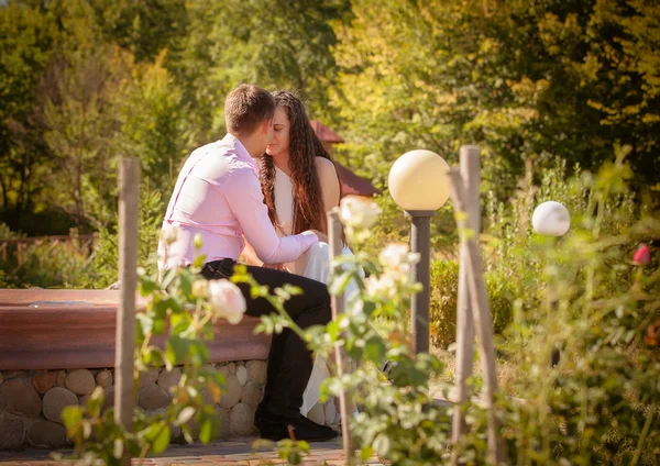 Gelukkige jonge paar buitenshuis — Stockfoto