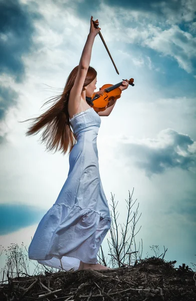 The red-haired girl with a violin outdoor — Stock Photo, Image