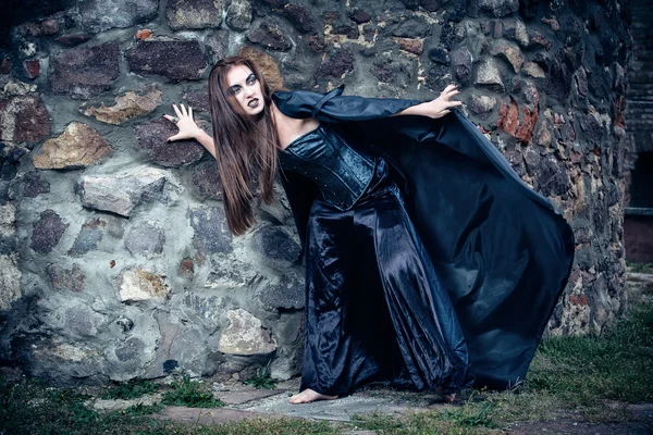 Portrait d'une jeune sorcière. Halloween, horreur . — Photo