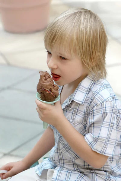 Criança come sorvete — Fotografia de Stock