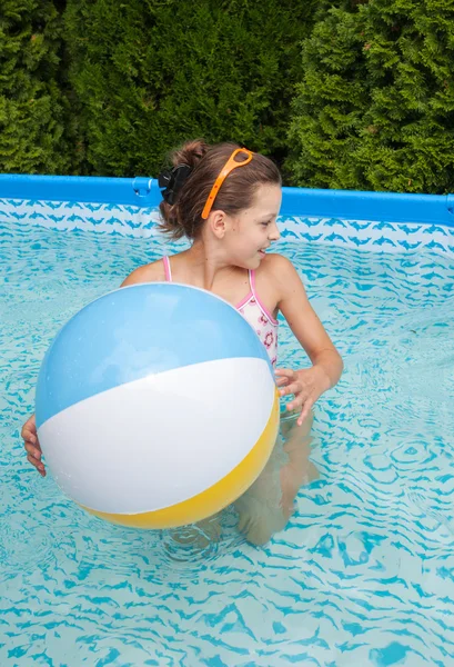 Kleines Mädchen schwimmt im Pool — Stockfoto