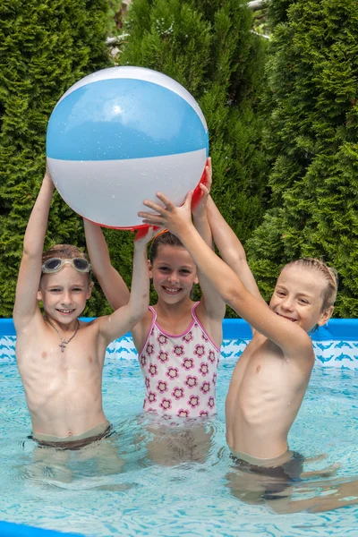 Geluk kinderen bij zwembad — Stockfoto