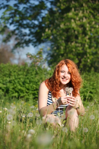 Vacker glad ung kvinna i parken på en varm sommardag — Stockfoto