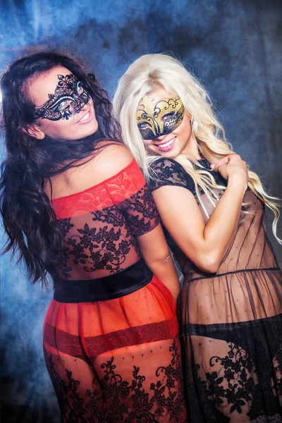 Danse jeunes filles heureuses sous les masques sur la fête — Photo