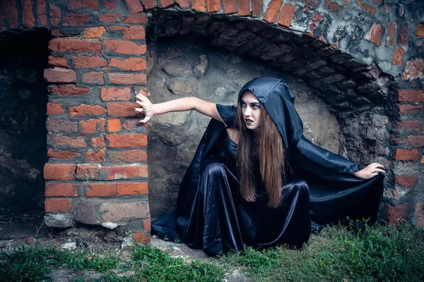 Retrato de uma jovem bruxa. Halloween, horror . — Fotografia de Stock