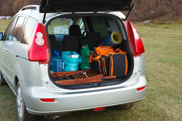 Hatchback car loaded with open trunk and luggage — Stock Photo, Image