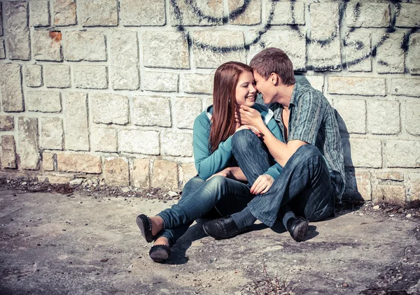 Adolescenti seduti vicino a una strada — Foto Stock