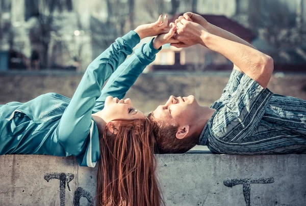 Jeune couple amoureux — Photo