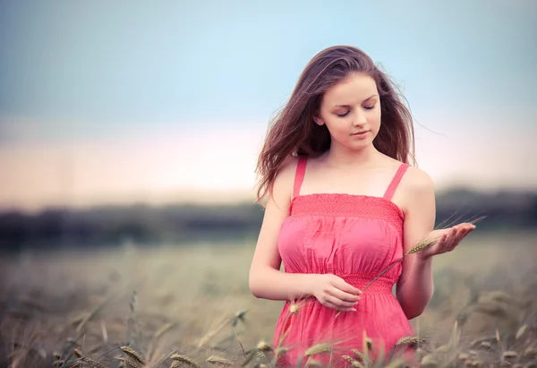 Portrait of the rural girl in field — Stock Photo, Image