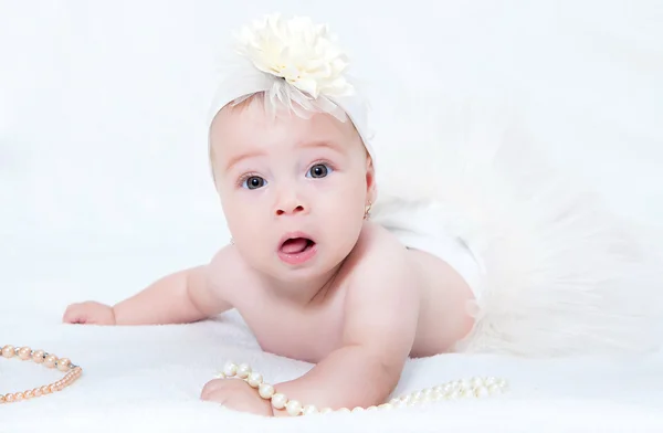 Portrét novorozené dítě ležet v posteli s perlový náhrdelník — Stock fotografie