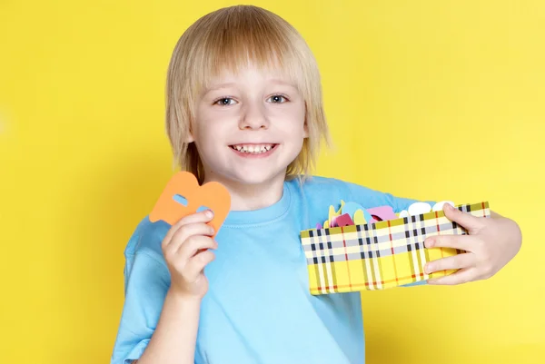 El pequeño colegial con letras sobre fondo amarillo — Foto de Stock