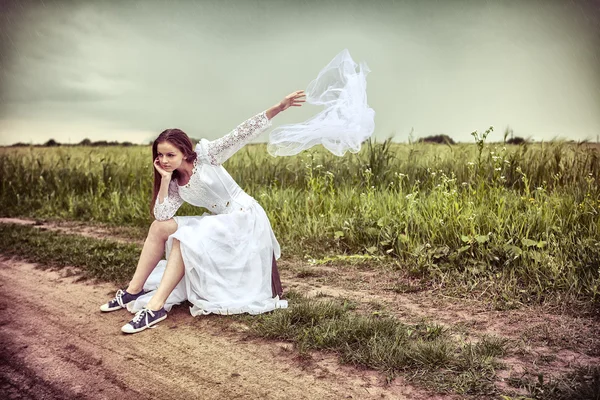 La sposa offesa che butta fuori un velo nuziale — Foto Stock