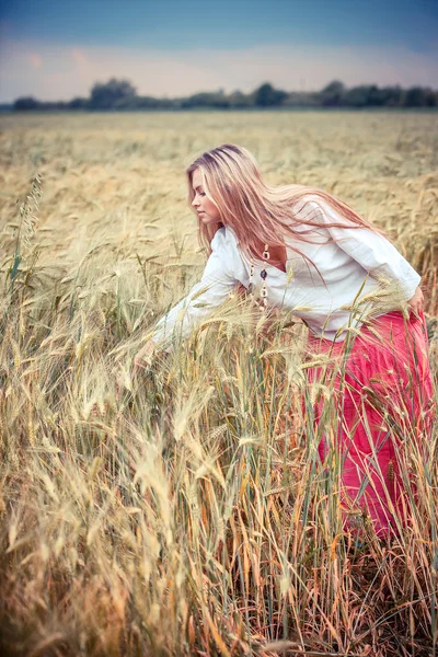 Retrato de la chica rural en el campo — Foto de Stock