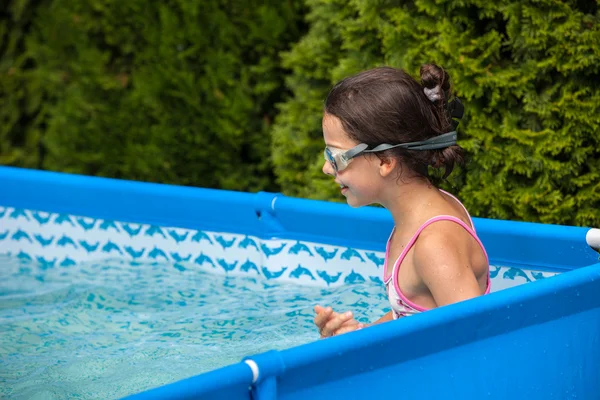 Little girl swimming in pool — Stock Photo, Image