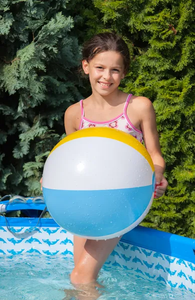 Malá holka koupající se v bazénu — Stock fotografie