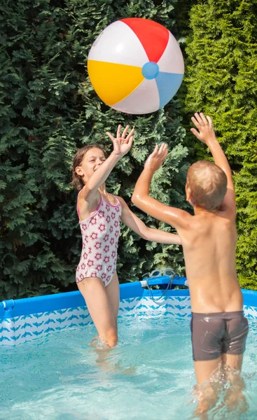 Felicità bambini in piscina — Foto Stock