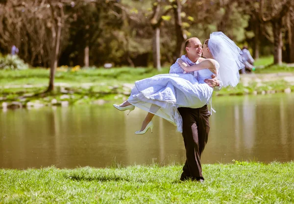 Noiva feliz e noivo em um dia de casamento — Fotografia de Stock