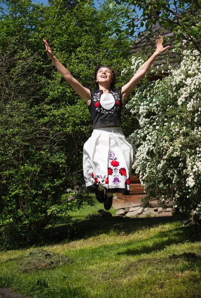 De Hongaarse leuk meisje in nationale kleding — Stockfoto